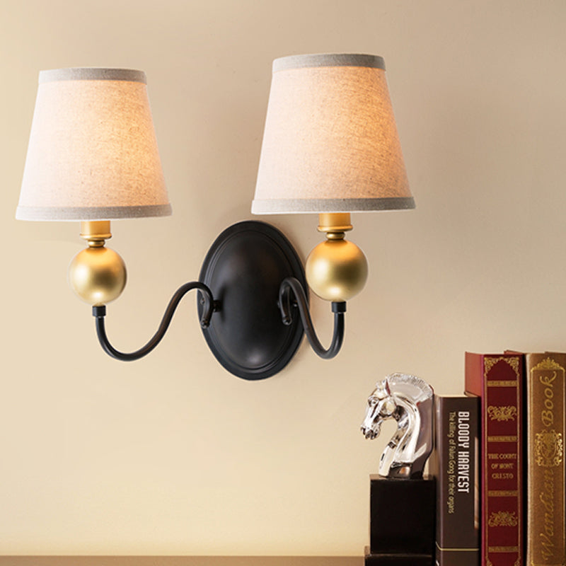 Vivolux | Tapered Fabric Wand Sconces Licht Landelijk 1/2-Bulb Slaapkamer Wandmontage Verlichting in Wit/Beige met Gebogen Arm