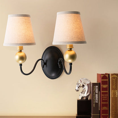 Vivolux | Tapered Fabric Wand Sconces Licht Landelijk 1/2-Bulb Slaapkamer Wandmontage Verlichting in Wit/Beige met Gebogen Arm