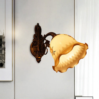 Vivolux | Handgeblazen Opalglas klok sconce Koreaanse bloem 1 hoofd bedside wandlamp met rimpelrand in brons