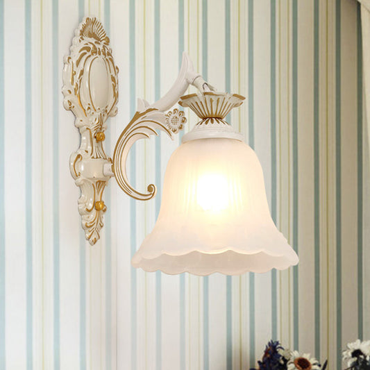 Vivolux | Traditionele Bel Wandlamp 1/2-Bulb Witte Glazen Wandverlichtingsarmatuur met Gesneden Arm voor Slaapkamer