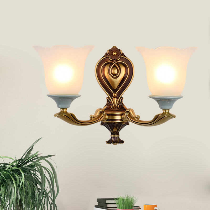 Vivolux | 1/2-Head Wandlamp Traditionele Bloemvorm Opal Glas Boven Wandmontage Lamp Armatuur in Messing