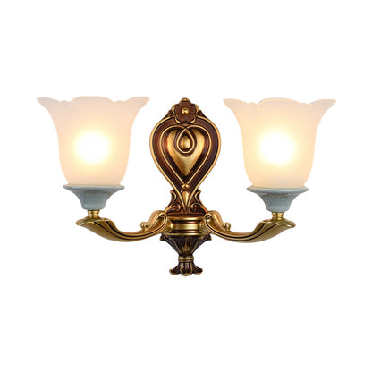 Vivolux | 1/2-Head Wandlamp Traditionele Bloemvorm Opal Glas Boven Wandmontage Lamp Armatuur in Messing