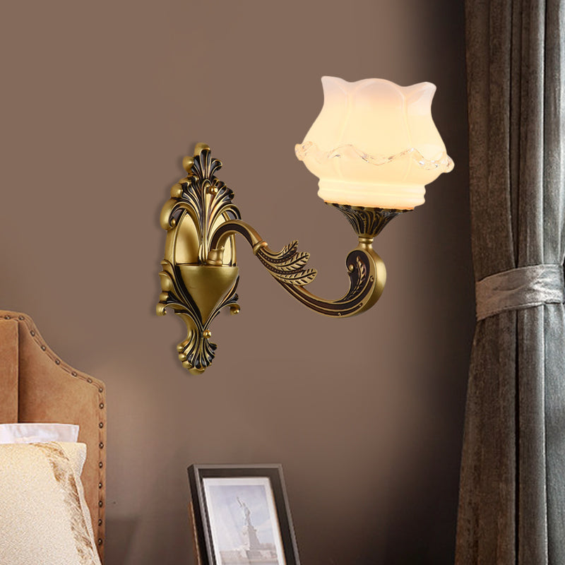 Vivolux | Vintage Gebogen Arm Wandverlichting Idee 1/2-Bol Metalen Wandlamp in Messing met Bloem Melkglas Shade