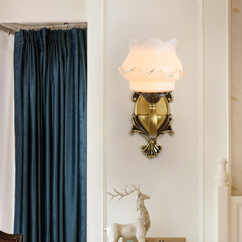 Vivolux | Vintage Gebogen Arm Wandverlichting Idee 1/2-Bol Metalen Wandlamp in Messing met Bloem Melkglas Shade