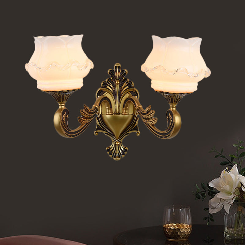 Vivolux | Vintage Gebogen Arm Wandverlichting Idee 1/2-Bol Metalen Wandlamp in Messing met Bloem Melkglas Shade