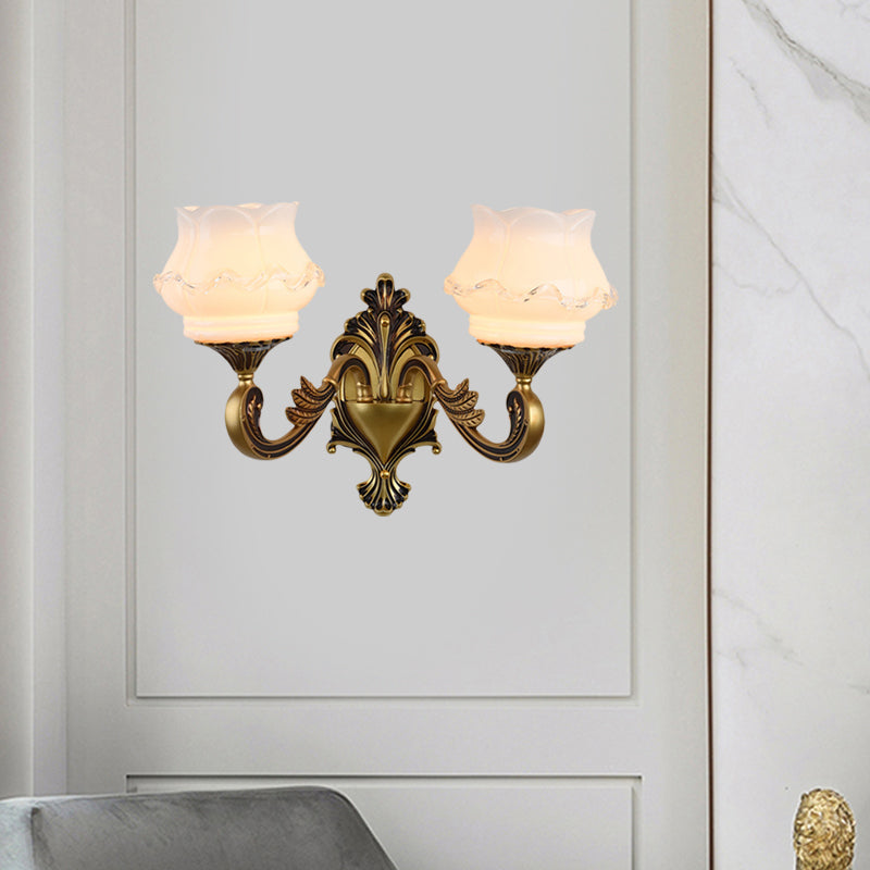 Vivolux | Vintage Gebogen Arm Wandverlichting Idee 1/2-Bol Metalen Wandlamp in Messing met Bloem Melkglas Shade