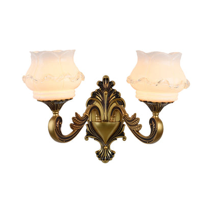 Vivolux | Vintage Gebogen Arm Wandverlichting Idee 1/2-Bol Metalen Wandlamp in Messing met Bloem Melkglas Shade