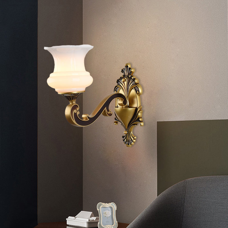 Vivolux | Vintage Gebogen Arm Wandverlichting Idee 1/2-Bol Metalen Wandlamp in Messing met Bloem Melkglas Shade