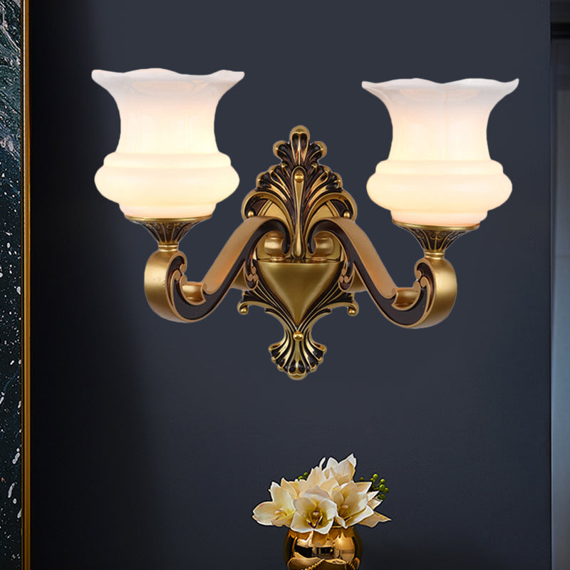 Vivolux | Vintage Gebogen Arm Wandverlichting Idee 1/2-Bol Metalen Wandlamp in Messing met Bloem Melkglas Shade