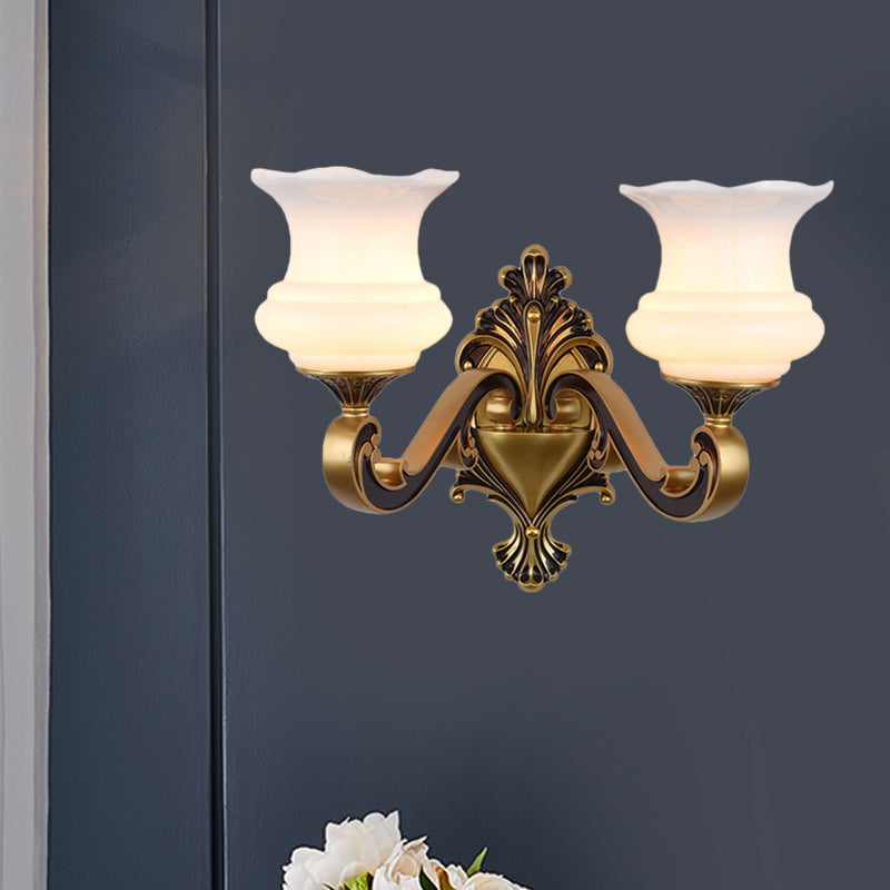 Vivolux | Vintage Gebogen Arm Wandverlichting Idee 1/2-Bol Metalen Wandlamp in Messing met Bloem Melkglas Shade