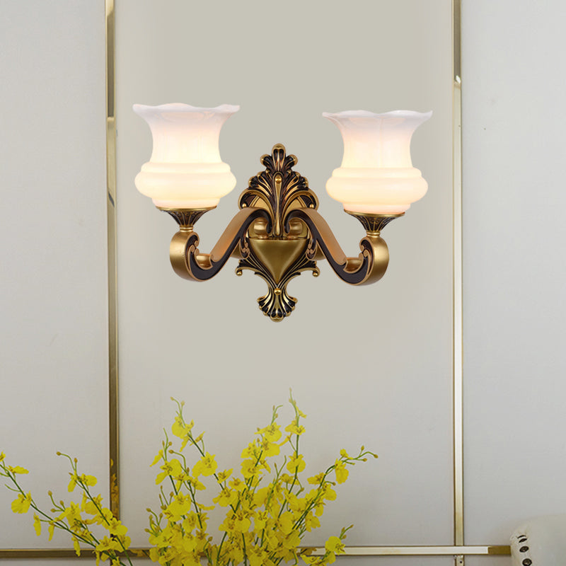 Vivolux | Vintage Gebogen Arm Wandverlichting Idee 1/2-Bol Metalen Wandlamp in Messing met Bloem Melkglas Shade