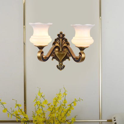 Vivolux | Vintage Gebogen Arm Wandverlichting Idee 1/2-Bol Metalen Wandlamp in Messing met Bloem Melkglas Shade