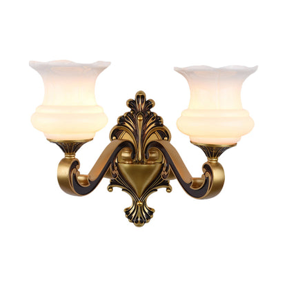 Vivolux | Vintage Gebogen Arm Wandverlichting Idee 1/2-Bol Metalen Wandlamp in Messing met Bloem Melkglas Shade
