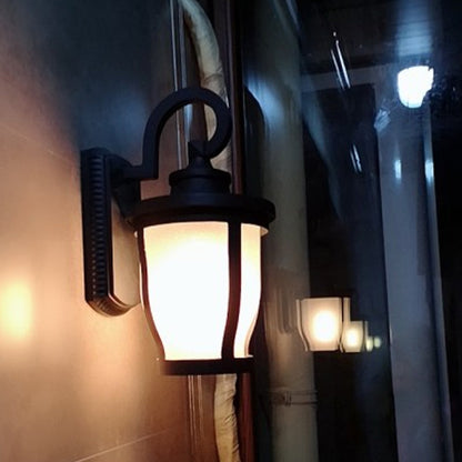 Vivolux | Gescrollde Arm Metalen Wandlamp Traditionele 1 Licht Buiten Wandlamp in Zwart met Frosted Glas Shade