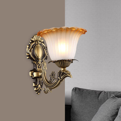 Vivolux | Antieke Bloem Wandlamp 1/2-Licht Gelede Witte Glazen Wandlamp in Messing met Gegraveerde Arm