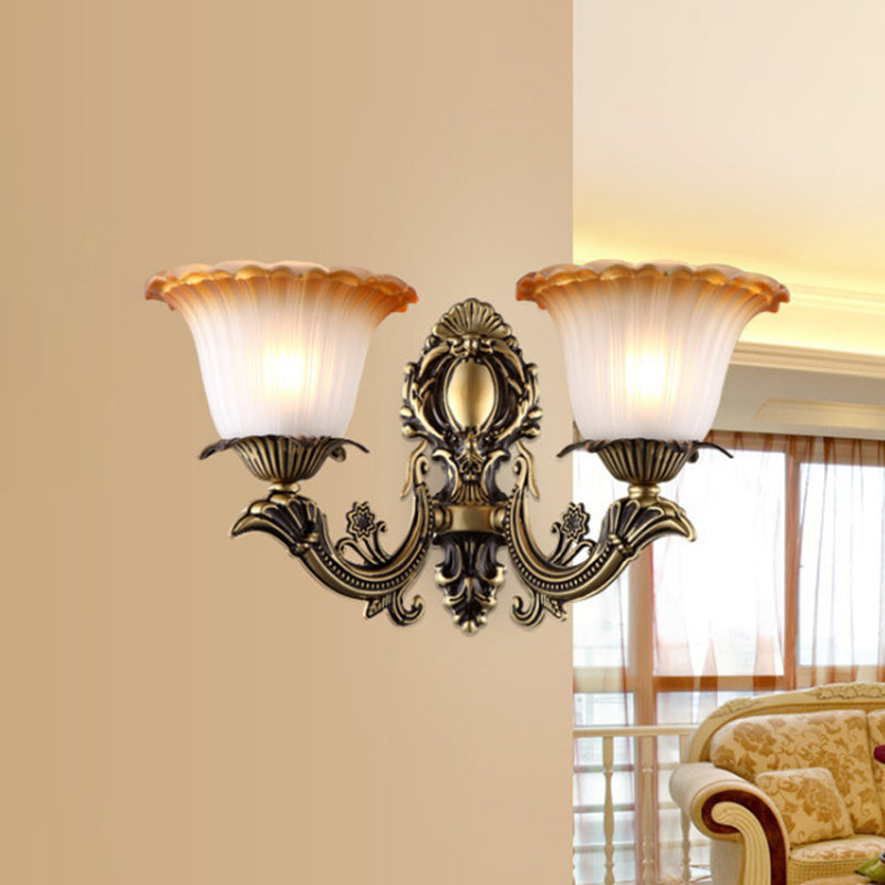 Vivolux | Antieke Bloem Wandlamp 1/2-Licht Gelede Witte Glazen Wandlamp in Messing met Gegraveerde Arm