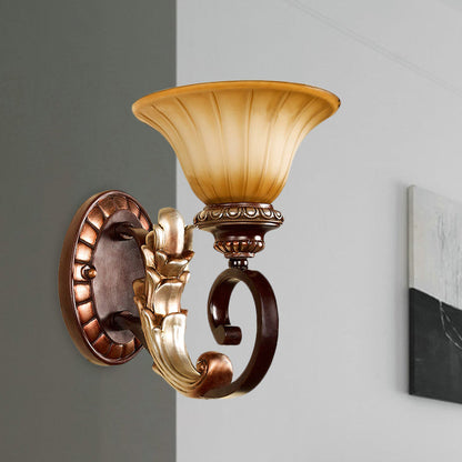Vivolux | Gekromde Amber Glazen Wandlamp Traditionele 1 Licht Woonkamer Wandlamp in Brons met Gebogen Arm