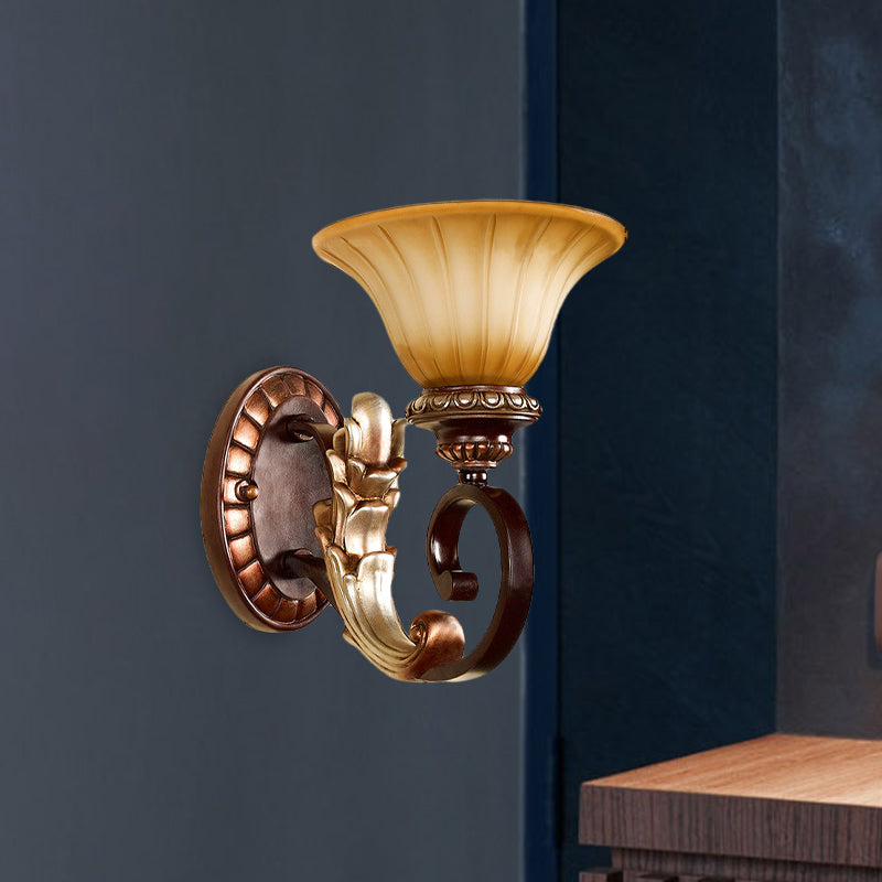 Vivolux | Gekromde Amber Glazen Wandlamp Traditionele 1 Licht Woonkamer Wandlamp in Brons met Gebogen Arm