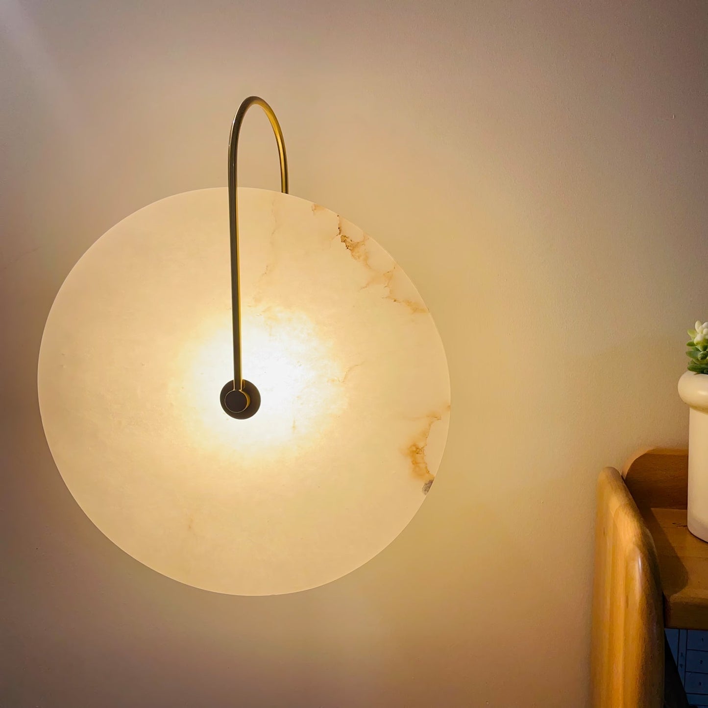 Vivolux | Alabaster LED-Wandlampe – Eleganz und Ruhe im Licht