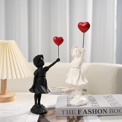 Skulptur eines Mädchen mit Ballon im Banksy-Stil für Tischdekoration und kreative Wohnzimmerdekoration