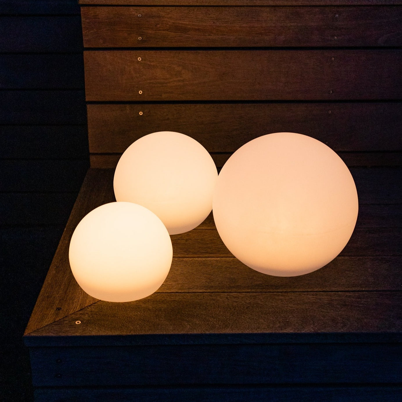 Vivolux | Wetterfestes Kugelförmiges LED Gartenlicht mit 16 Farben und Fernbedienung - Perfekt für Garten, Veranda & Party