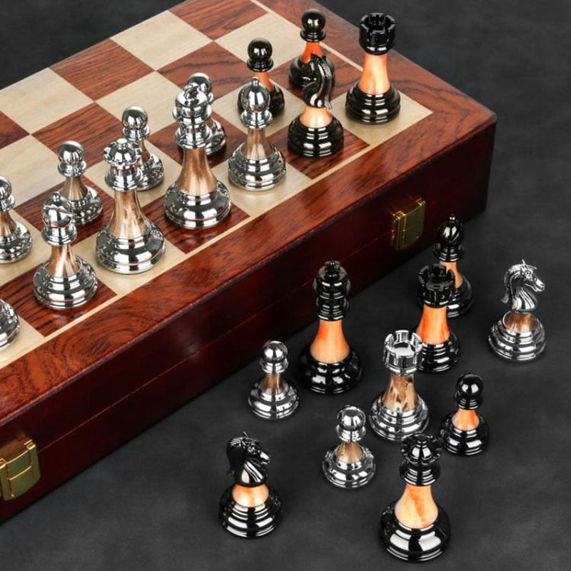 Vivolux | Luxuriöses Schachspiel aus Metall mit großem 45 cm großem Holzbrett