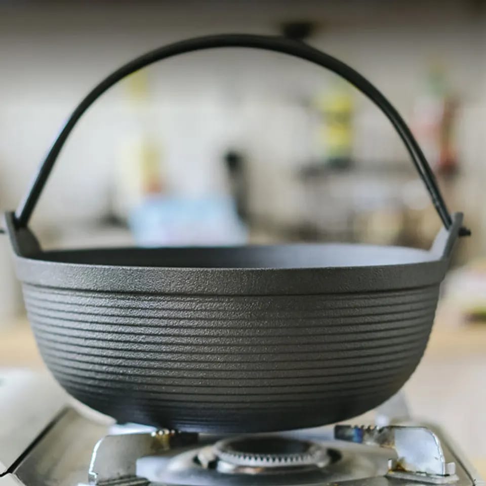 Vivolux | Vorgewürzter reiner Gusseisen-Wok mit flachem Boden und Holzdeckel