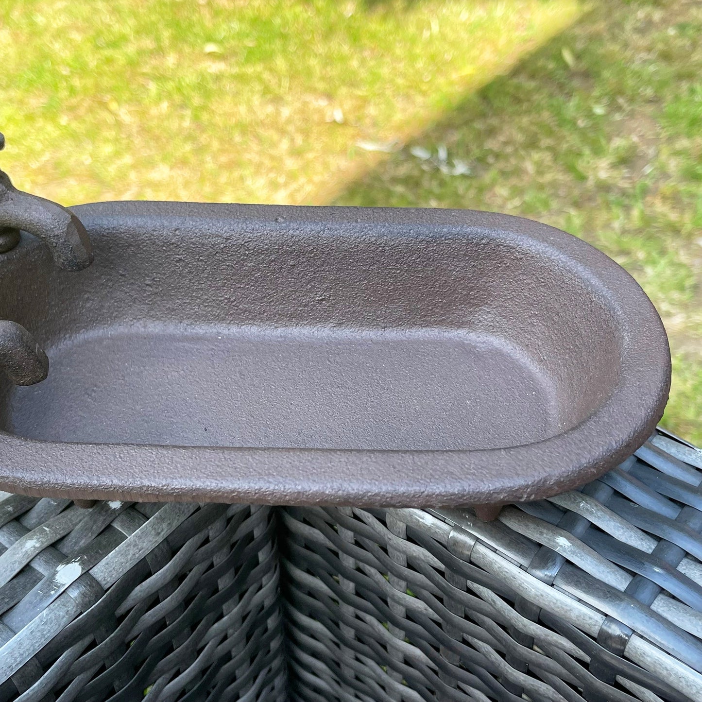 Vivolux | Bath Tub Cast Iron Garden Bird Feeder