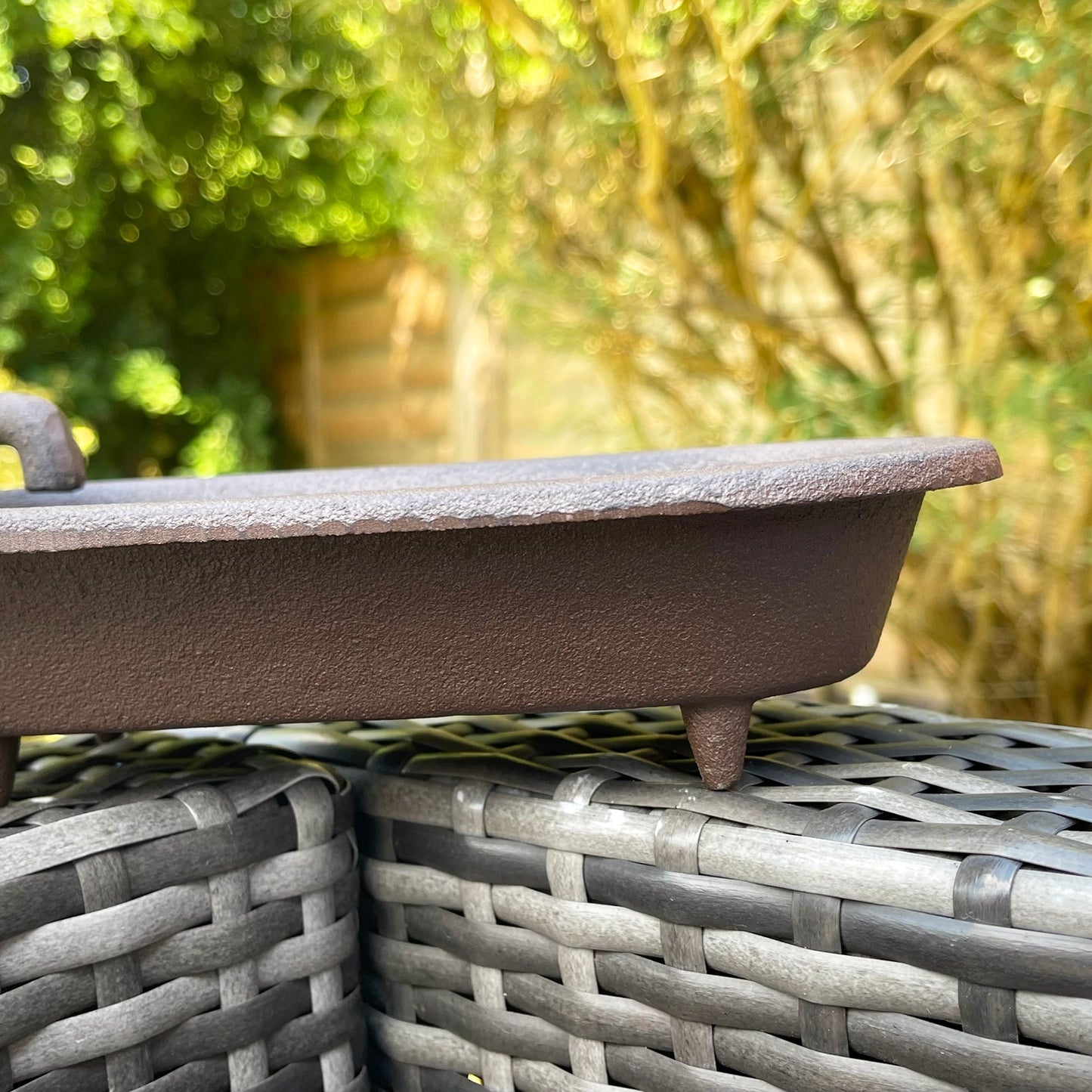 Vivolux | Bath Tub Cast Iron Garden Bird Feeder