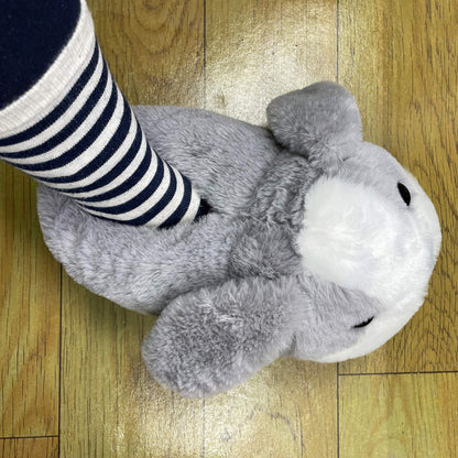 Niedliche Kaninchen Hausschuhe für den Winter, perfekt für drinnen und als gemütliche Bodenbekleidung.