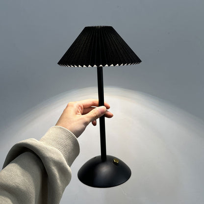 Vivolux | Zeitgenössische skandinavische wiederaufladbare Eisenstoff konische plissierte LED-Tischlampe für Nachttisch
