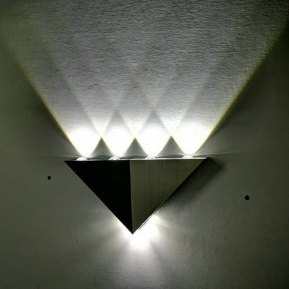 Vivolux | TriLumina Prisma LED Wandleuchte | Kreatives Pyramidendesign | Aluminium & Acryl | Farbige Lichtoptionen