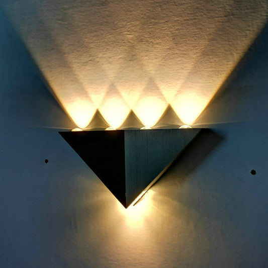 Vivolux | TriLumina Prisma LED Wandleuchte | Kreatives Pyramidendesign | Aluminium & Acryl | Farbige Lichtoptionen