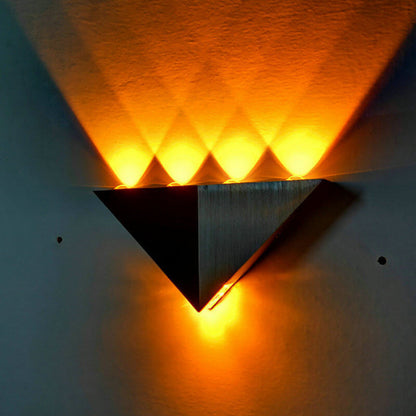 Vivolux | TriLumina Prisma LED Wandleuchte | Kreatives Pyramidendesign | Aluminium & Acryl | Farbige Lichtoptionen