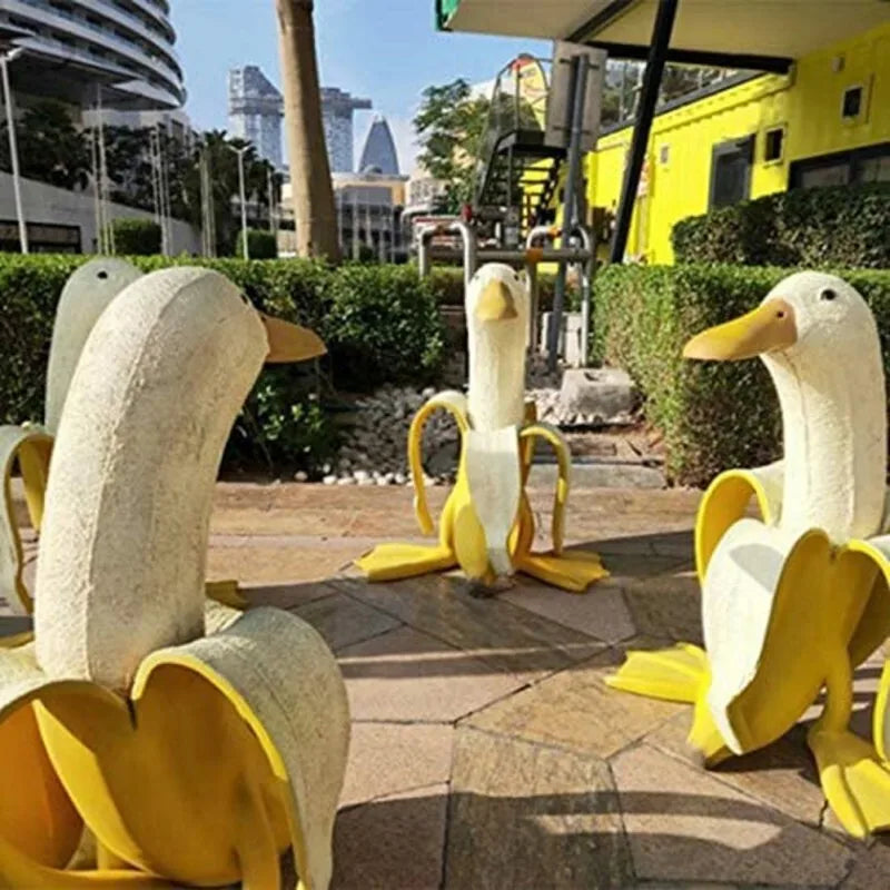 Vivolux | Bananen-Enten-Skulptur | Verspielte Gartendekoration!