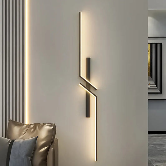 Schwarze moderne Wandlampe an weißer Wand