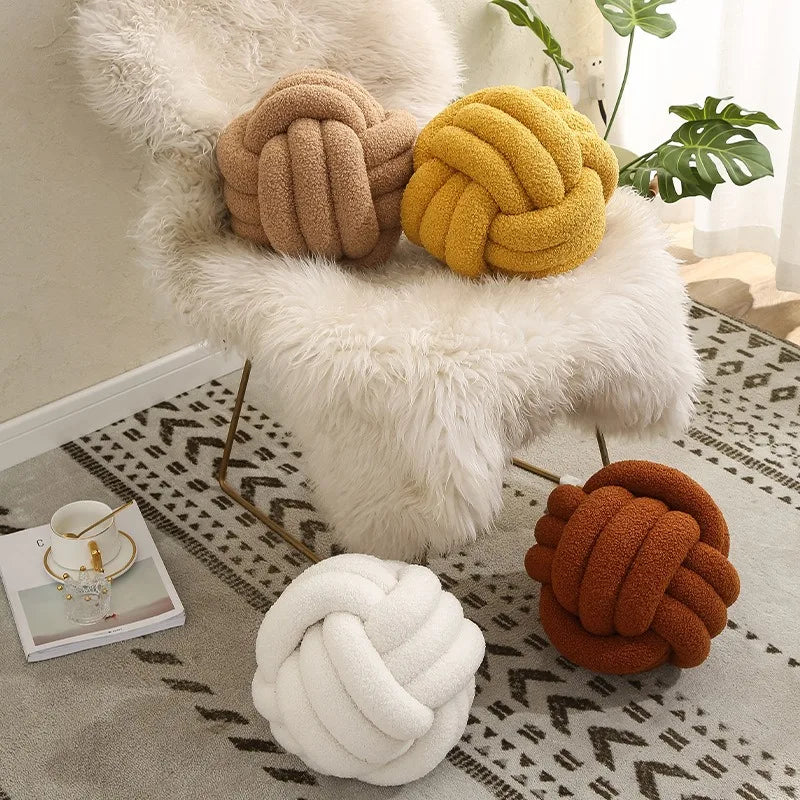 Vivolux | Gooi Kissen - Cozy - Handgeknoteter Ball - Lammfell