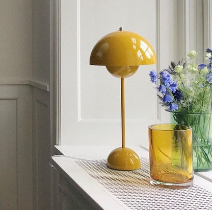 Nordische farbenfrohe Tischlampe