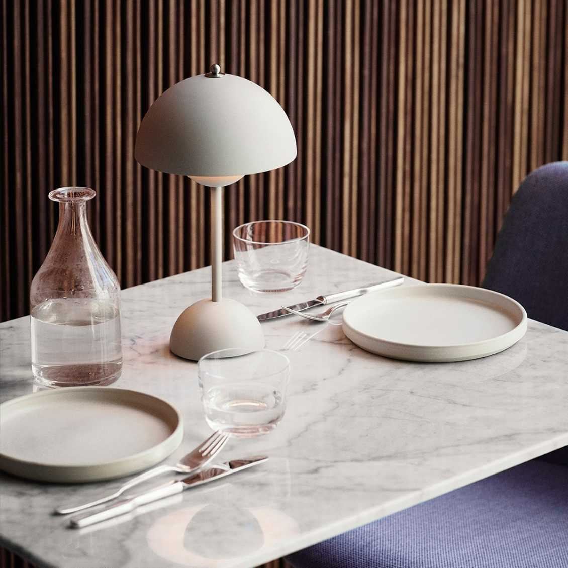 Dimmbare LED Tischlampe mit kabellosem Design