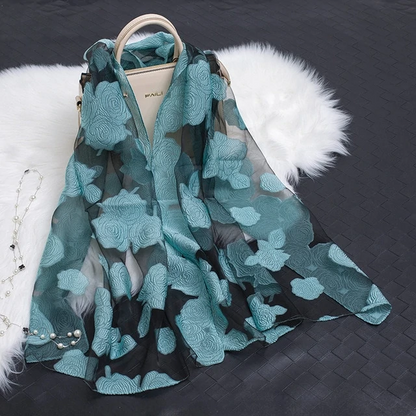 Seidenschal mit Schnittblumen hohlem Motiv