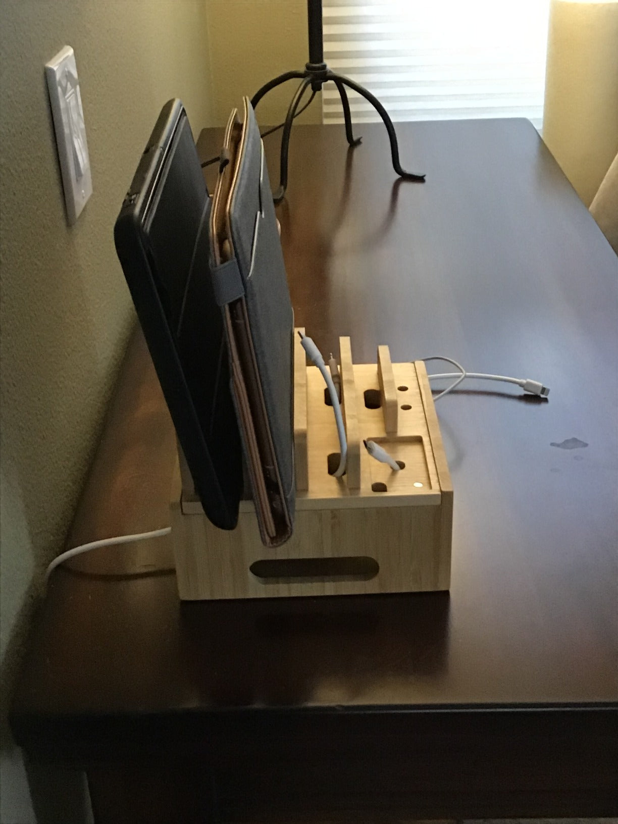 Ladestation für mehrere Geräte (inklusive 5-Port-USB-Ladegerät, 5-Pack-Kabel, Smartwatch- und Ohrhörerständer)