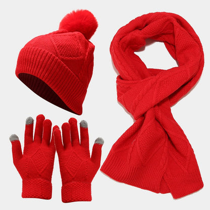 Dreiteiliges Set aus Herbst- und Wintermützen, Schals und Handschuhen