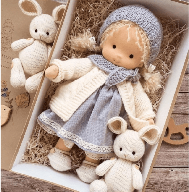 Vivolux | Handgefertigte Waldorf-Kuschelpuppe – Poppi