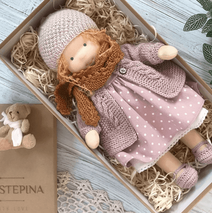 Vivolux | Handgefertigte Waldorf-Kuschelpuppe – Poppi