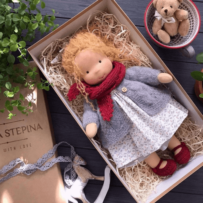 Vivolux | Handgefertigte Waldorf-Kuschelpuppe – Poppi