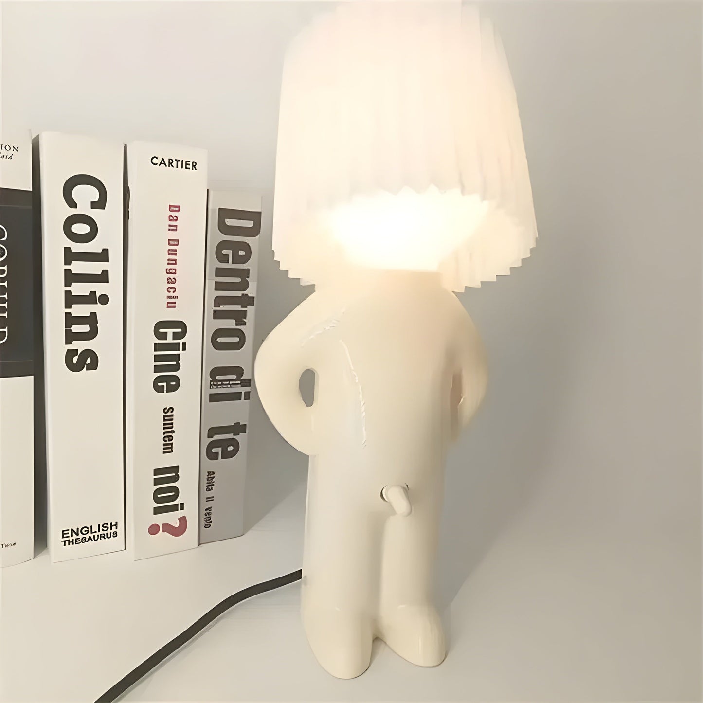 Vivolux | Frecher Junge Kreative Tischlampe – Einzigartige Beleuchtung für Schlafzimmer und Wohnraum
