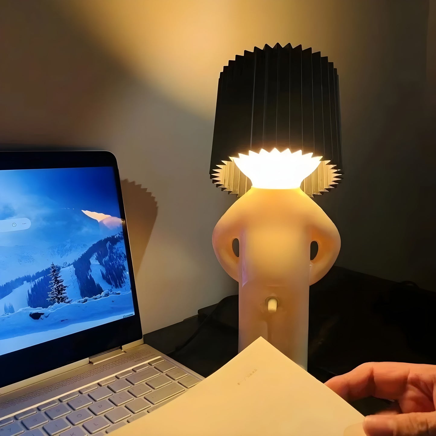 Vivolux | Frecher Junge Kreative Tischlampe – Einzigartige Beleuchtung für Schlafzimmer und Wohnraum