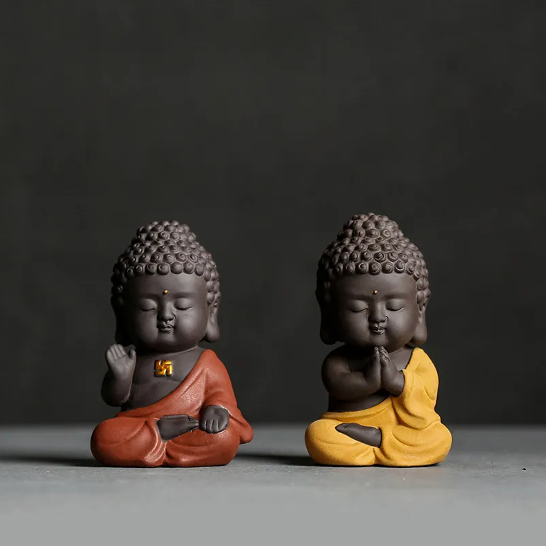 Entzückende kleine meditierende Buddha-Statue