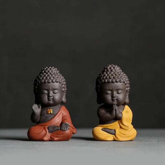 Entzückende kleine meditierende Buddha-Statue